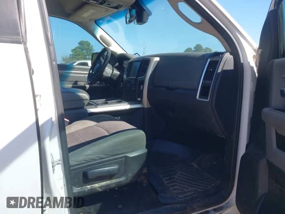 2015 Ram 1500 Big Horn z VIN 1C6RR6LG1FS661002, wystawiony jako IAAI lot #43402772 z przebiegiem 213 718 mil mil oraz . Historia ofert i sprzedaży dostępna na DreamBid. Obrazek 5.