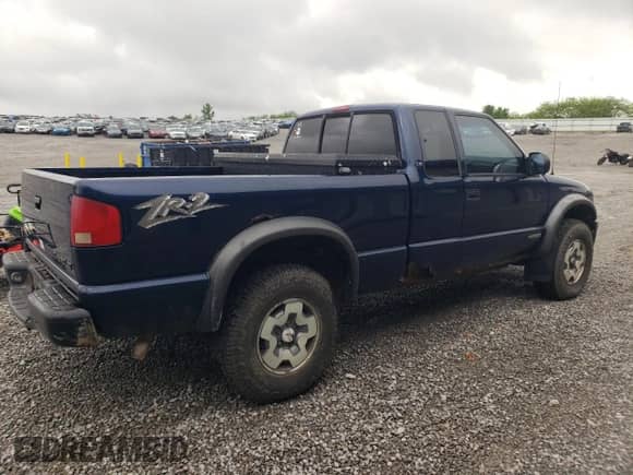 2002 Chevrolet S-10 LS z VIN 1GCCT19W328153946, wystawiony jako Copart lot #55824525 z przebiegiem 241 992 mil mil oraz Szkoda całkowita • Salvage title. Historia ofert i sprzedaży dostępna na DreamBid. Obrazek 3.
