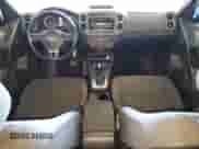 2013 Volkswagen Tiguan S z VIN WVGBV3AX5DW580870, wystawiony jako Copart lot #81127815 z przebiegiem 189 620 mil mil oraz Szkoda całkowita • Salvage title. Historia ofert i sprzedaży dostępna na DreamBid. Obrazek 8.