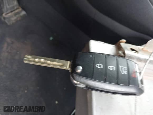 2018 Kia Sorento L with VIN 5XYPG4A31JG341655, listed as a IAAI auction lot 43392398 with 97,842 mi miles and . Bid and sale history available at DreamBid. Image 11.