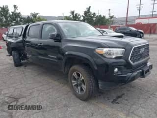 2018 Toyota Tacoma SR5 z VIN 3TMBZ5DN8JM015331, wystawiony jako IAAI lot #42197079 z przebiegiem 84 035 mil mil oraz . Historia ofert i sprzedaży dostępna na DreamBid. Obrazek 1.