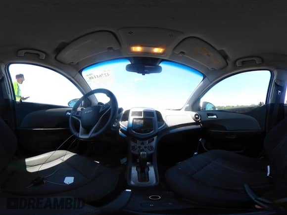 2013 Chevrolet Sonic LT z VIN 1G1JC5SHXD4105177, wystawiony jako IAAI lot #42761148 z przebiegiem 115 134 mil mil oraz . Historia ofert i sprzedaży dostępna na DreamBid. Obrazek 18.