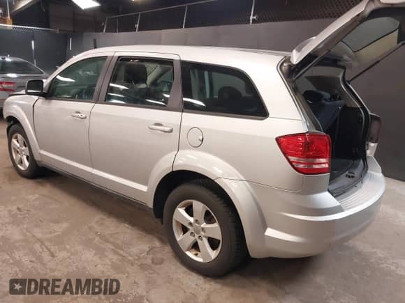 2013 Dodge Journey SE z VIN 3C4PDCAB7DT646083, wystawiony jako IAAI lot #42353530 z przebiegiem 117 965 mil mil oraz . Historia ofert i sprzedaży dostępna na DreamBid. Obrazek 3.