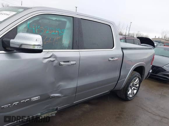 2022 Ram 1500 Longhorn z VIN 1C6SRFKT8NN192598, wystawiony jako IAAI lot #41645164 z przebiegiem 48 890 mil mil oraz . Historia ofert i sprzedaży dostępna na DreamBid. Obrazek 14.