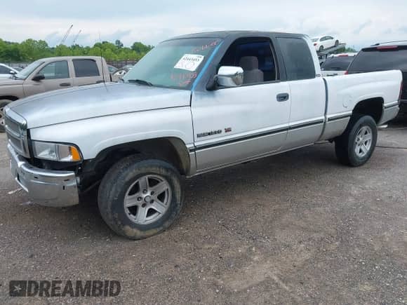 1996 Dodge 1500 с VIN 3B7HC13Y6TG180182, выставлен на аукционе IAAI как лот 42443453 с пробегом 224 613 миль миль и . История ставок и продаж доступна на DreamBid. Изображение 2.