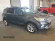 2017 Ford Escape SE z VIN 1FMCU9GD3HUF08087, wystawiony jako Copart lot #85761825 z przebiegiem 100 480 mil mil oraz Czysty tytuł • Clean title. Historia ofert i sprzedaży dostępna na DreamBid. Obrazek 4.
