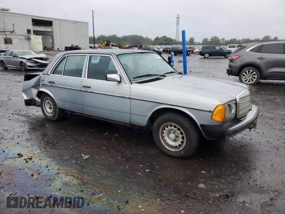 1984 Mercedes-Benz 300 D z VIN WDBAB33A2EA141026, wystawiony jako Copart lot #80811485 z przebiegiem 239 190 mil mil oraz Czysty tytuł • Clean title. Historia ofert i sprzedaży dostępna na DreamBid. Obrazek 4.