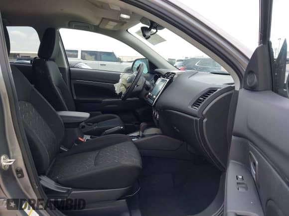 2023 Mitsubishi Outlander ES z VIN JA4ARUAU0PU016991, wystawiony jako IAAI lot #42406548 z przebiegiem 25 351 mil mil oraz . Historia ofert i sprzedaży dostępna na DreamBid. Obrazek 5.