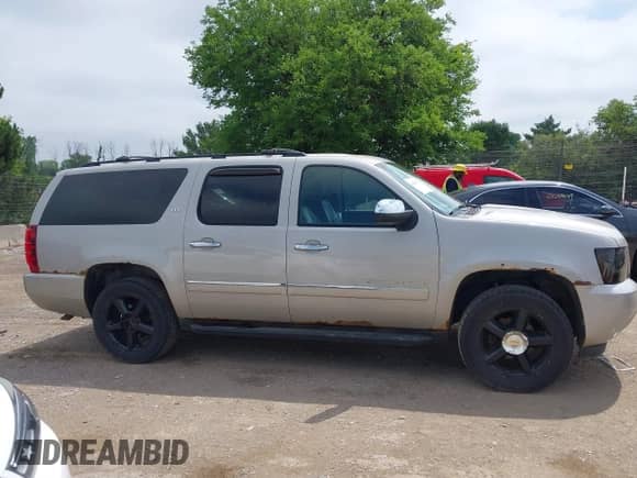 2009 Chevrolet Suburban LTZ z VIN 1GNFK363X9J100709, wystawiony jako IAAI lot #42687530 z przebiegiem 251 856 mil mil oraz . Historia ofert i sprzedaży dostępna na DreamBid. Obrazek 13.