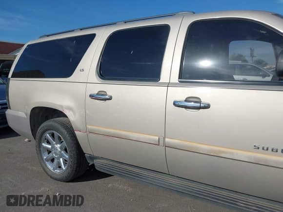 2008 Chevrolet Suburban 3LT с VIN 1GNFC16J28J230577, выставлен на аукционе IAAI как лот 42323123 с пробегом Не указан миль и . История ставок и продаж доступна на DreamBid. Изображение 6.