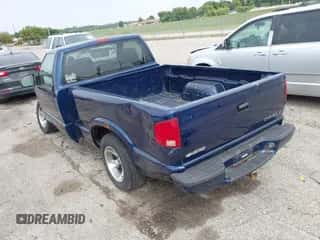 2002 Chevrolet S-10 z VIN 1GCCS14W728201376, wystawiony jako IAAI lot #43274357 z przebiegiem 201 233 mil mil oraz . Historia ofert i sprzedaży dostępna na DreamBid. Obrazek 3.