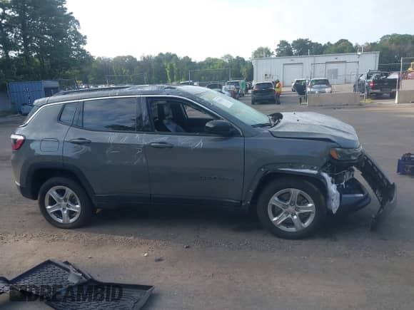 2023 Jeep Compass Latitude z VIN 3C4NJDBN9PT546487, wystawiony jako IAAI lot #43053671 z przebiegiem 16 170 mil mil oraz . Historia ofert i sprzedaży dostępna na DreamBid. Obrazek 13.