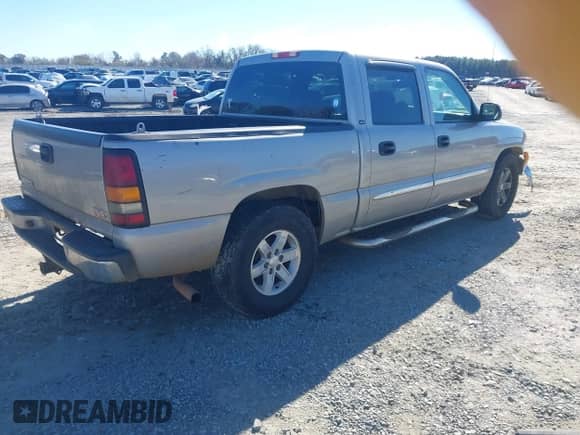 2005 GMC Sierra 1500 SLT z VIN 2GTEC13T251100136, wystawiony jako IAAI lot #41031903 z przebiegiem 440 920 mil mil oraz . Historia ofert i sprzedaży dostępna na DreamBid. Obrazek 4.
