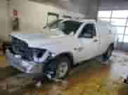 2020 Ram 1500 Tradesman z VIN 3C6JR6DT1LG194420, wystawiony jako Copart lot #87243584 z przebiegiem 63 072 mil mil oraz Szkoda całkowita • Salvage title. Historia ofert i sprzedaży dostępna na DreamBid. Obrazek 1.