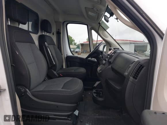 2021 Ram ProMaster Cargo z VIN 3C6LRVAG1ME530011, wystawiony jako IAAI lot #42450613 z przebiegiem 48 814 mil mil oraz . Historia ofert i sprzedaży dostępna na DreamBid. Obrazek 5.