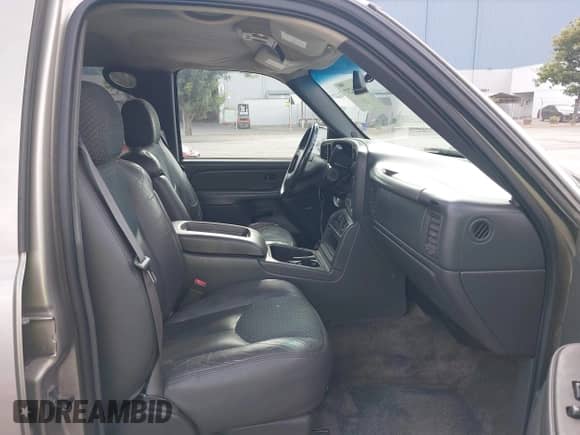 2003 Chevrolet Avalanche z VIN 3GNEC13T53G308698, wystawiony jako IAAI lot #43306237 z przebiegiem 126 579 mil mil oraz . Historia ofert i sprzedaży dostępna na DreamBid. Obrazek 5.