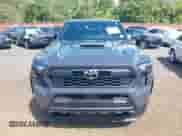 2025 Toyota Tacoma SR z VIN 3TMLB5JN9SM122113, wystawiony jako IAAI lot #43150778 z przebiegiem 3 655 mil mil oraz . Historia ofert i sprzedaży dostępna na DreamBid. Obrazek 12.