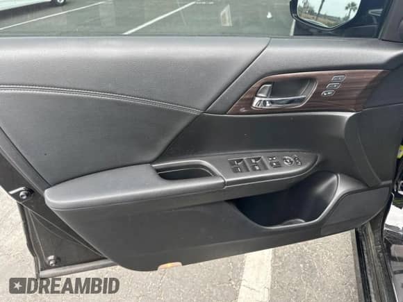 2017 Honda Accord Touring z VIN JHMCR6F74HC017371, wystawiony jako Copart lot #56739555 z przebiegiem 95 930 mil mil oraz Czysty tytuł • Clean title. Historia ofert i sprzedaży dostępna na DreamBid. Obrazek 4.