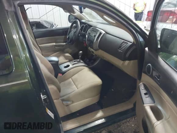 2012 Toyota Tacoma z VIN 5TFTX4CN7CX011547, wystawiony jako IAAI lot #43467048 z przebiegiem 214 617 mil mil oraz . Historia ofert i sprzedaży dostępna na DreamBid. Obrazek 5.