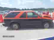 1999 Chevrolet Blazer LS z VIN 1GNCS18W9XK232480, wystawiony jako IAAI lot #42629749 z przebiegiem 239 195 mil mil oraz . Historia ofert i sprzedaży dostępna na DreamBid. Obrazek 14.