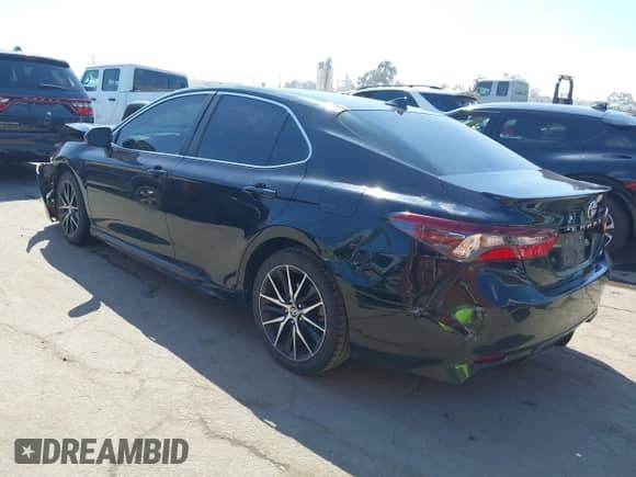 2021 Toyota Camry SE z VIN 4T1G11AK7MU477665, wystawiony jako IAAI lot #43278592 z przebiegiem 113 679 mil mil oraz . Historia ofert i sprzedaży dostępna na DreamBid. Obrazek 3.
