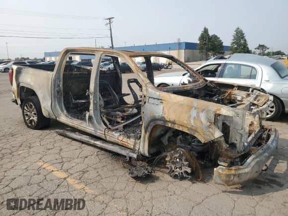 2020 GMC Sierra 1500 Denali z VIN 1GTU9FET2LZ186217, wystawiony jako Copart lot #59472725 z przebiegiem Nie podano mil oraz Szkoda całkowita • Salvage title. Historia ofert i sprzedaży dostępna na DreamBid. Obrazek 4.