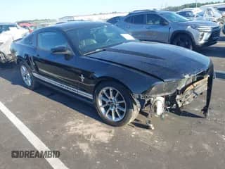 2010 Ford Mustang V6 z VIN 1ZVBP8AN7A5119680, wystawiony jako IAAI lot #43032893 z przebiegiem 134 148 mil mil oraz . Historia ofert i sprzedaży dostępna na DreamBid. Obrazek 1.