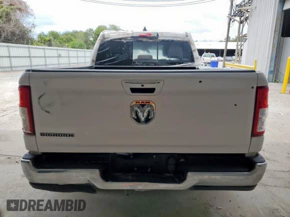 2022 Ram 1500 Big Horn z VIN 1C6RREBG9NN272780, wystawiony jako Copart lot #68863085 z przebiegiem 59 625 mil mil oraz Czysty tytuł • Clean title. Historia ofert i sprzedaży dostępna na DreamBid. Obrazek 6.