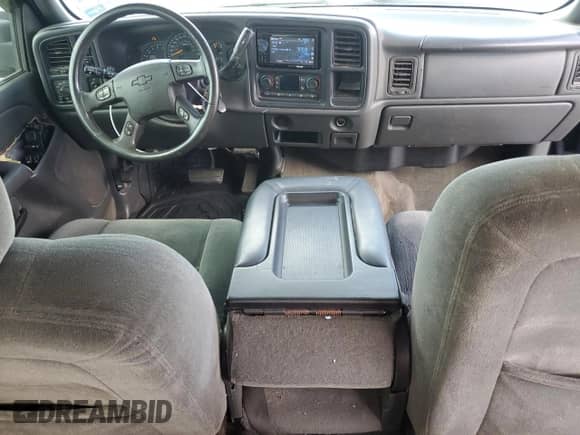 2004 Chevrolet Silverado 2500 LS z VIN 1GCGK23U44F209084, wystawiony jako Copart lot #70489105 z przebiegiem 224 196 mil mil oraz Czysty tytuł • Clean title. Historia ofert i sprzedaży dostępna na DreamBid. Obrazek 8.