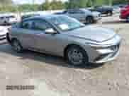 2024 Hyundai Elantra SEL z VIN KMHLM4DG3RU781212, wystawiony jako IAAI lot #43310046 z przebiegiem 21 974 mil mil oraz . Historia ofert i sprzedaży dostępna na DreamBid. Obrazek 1.