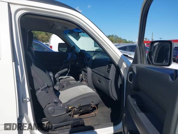 2009 Dodge Nitro SE z VIN 1D8GU28K59W525992, wystawiony jako IAAI lot #43391581 z przebiegiem 180 411 mil mil oraz . Historia ofert i sprzedaży dostępna na DreamBid. Obrazek 5.