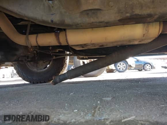 1999 Chevrolet Suburban z VIN 1GNFK16R9XJ318663, wystawiony jako IAAI lot #43358644 z przebiegiem 197 845 mil mil oraz . Historia ofert i sprzedaży dostępna na DreamBid. Obrazek 19.