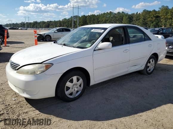 2006 Toyota Camry STD z VIN JTDBE32K263050495, wystawiony jako Copart lot #86443225 z przebiegiem 113 596 mil mil oraz Czysty tytuł • Clean title. Historia ofert i sprzedaży dostępna na DreamBid. Obrazek 1.