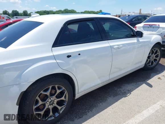 2016 Chrysler 300 S с VIN 2C3CCAGG7GH270382, выставлен на аукционе IAAI как лот 42701338 с пробегом 112 919 миль миль и . История ставок и продаж доступна на DreamBid. Изображение 18.