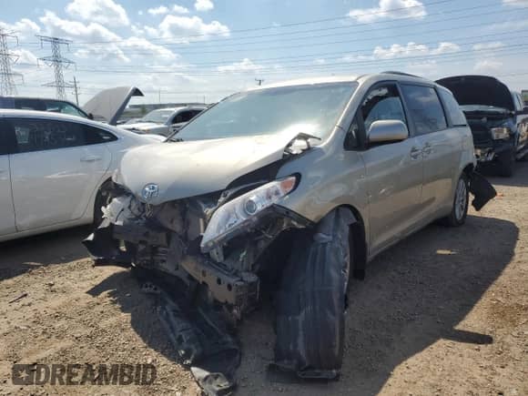 2017 Toyota Sienna LE z VIN 5TDJZ3DC2HS149244, wystawiony jako Copart lot #68222815 z przebiegiem 46 522 mil mil oraz Szkoda całkowita • Salvage title. Historia ofert i sprzedaży dostępna na DreamBid. Obrazek 1.