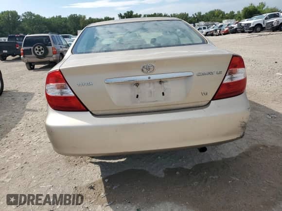2002 Toyota Camry XLE with VIN 4T1BF32K42U025479, listed as a Copart auction lot 71116785 with 241,787 mi miles and Salvage title. Bid and sale history available at DreamBid. Image 6.