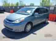 2008 Toyota Sienna XLE z VIN 5TDBK22C08S021333, wystawiony jako IAAI lot #42182716 z przebiegiem Nie podano mil oraz . Historia ofert i sprzedaży dostępna na DreamBid. Obrazek 2.