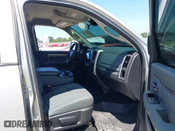 2013 Ram 1500 Express z VIN 1C6RR6FT1DS553131, wystawiony jako IAAI lot #42740236 z przebiegiem 208 491 mil mil oraz . Historia ofert i sprzedaży dostępna na DreamBid. Obrazek 5.