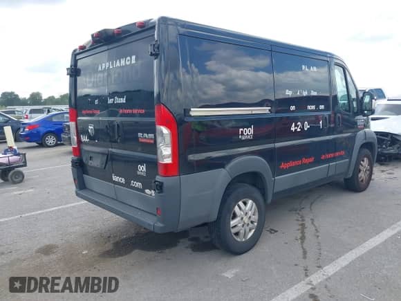 2018 Ram ProMaster Cargo z VIN 3C6TRVNGXJE122676, wystawiony jako IAAI lot #42917091 z przebiegiem 323 996 mil mil oraz . Historia ofert i sprzedaży dostępna na DreamBid. Obrazek 4.