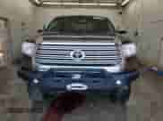 2017 Toyota Tundra Limited z VIN 5TFBY5F12HX631219, wystawiony jako Copart lot #60431505 z przebiegiem 49 630 mil mil oraz Szkoda całkowita • Salvage title. Historia ofert i sprzedaży dostępna na DreamBid. Obrazek 5.