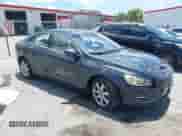 2016 Volvo S60 T5 Drive-E Premier z VIN YV126MFK9G2397028, wystawiony jako IAAI lot #42593825 z przebiegiem 67 080 mil mil oraz . Historia ofert i sprzedaży dostępna na DreamBid. Obrazek 1.