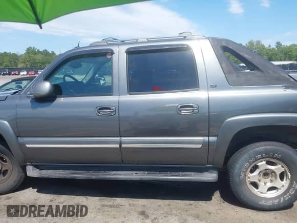 2005 Chevrolet Avalanche LS z VIN 3GNEK12Z45G114045, wystawiony jako IAAI lot #42324348 z przebiegiem Nie podano mil oraz . Historia ofert i sprzedaży dostępna na DreamBid. Obrazek 14.