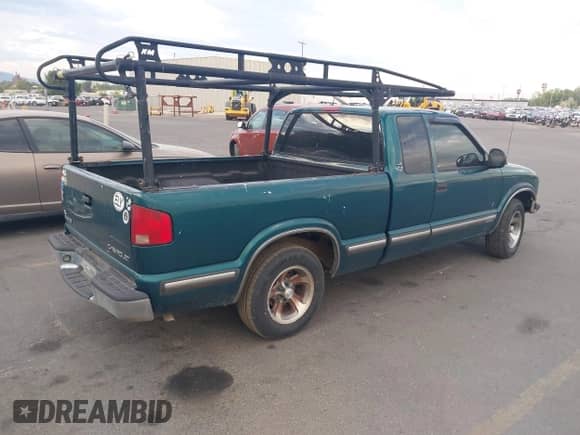 1998 Chevrolet S-10 LS z VIN 1GCCS1942W8104616, wystawiony jako IAAI lot #43028513 z przebiegiem Nie podano mil oraz . Historia ofert i sprzedaży dostępna na DreamBid. Obrazek 4.