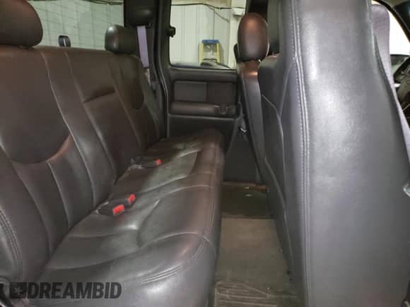 2003 Chevrolet Silverado 2500HD LT z VIN 1GCHK29G03E374026, wystawiony jako Copart lot #66545055 z przebiegiem 121 815 mil mil oraz Czysty tytuł • Clean title. Historia ofert i sprzedaży dostępna na DreamBid. Obrazek 10.