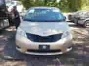 2012 Toyota Sienna z VIN 5TDZK3DCXCS196344, wystawiony jako IAAI lot #43257720 z przebiegiem 209 133 mil mil oraz . Historia ofert i sprzedaży dostępna na DreamBid. Obrazek 12.