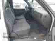 2005 Chevrolet Silverado 1500 z VIN 1GCEC14V15Z234840, wystawiony jako IAAI lot #41680492 z przebiegiem 264 652 mil mil oraz . Historia ofert i sprzedaży dostępna na DreamBid. Obrazek 5.