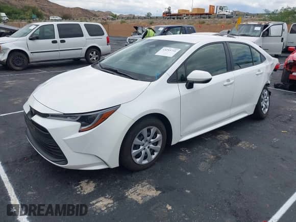 2024 Toyota Corolla LE z VIN JTDB4MEE3RJ012093, wystawiony jako IAAI lot #43253751 z przebiegiem 13 269 mil mil oraz . Historia ofert i sprzedaży dostępna na DreamBid. Obrazek 2.