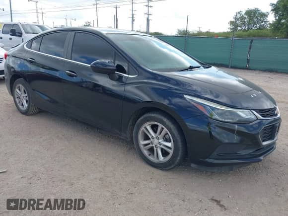 2017 Chevrolet Cruze LT z VIN 1G1BE5SM4H7108088, wystawiony jako IAAI lot #42994352 z przebiegiem 83 189 mil mil oraz . Historia ofert i sprzedaży dostępna na DreamBid. Obrazek 1.