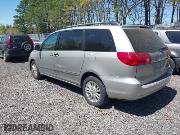 2008 Toyota Sienna XLE z VIN 5TDBK22C28S017574, wystawiony jako IAAI lot #42161913 z przebiegiem 207 432 mil mil oraz . Historia ofert i sprzedaży dostępna na DreamBid. Obrazek 3.