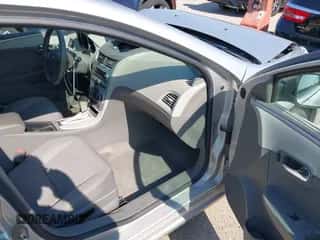 2012 Chevrolet Malibu 1LS z VIN 1G1ZB5E08CF299030, wystawiony jako IAAI lot #42933449 z przebiegiem 106 065 mil mil oraz . Historia ofert i sprzedaży dostępna na DreamBid. Obrazek 5.